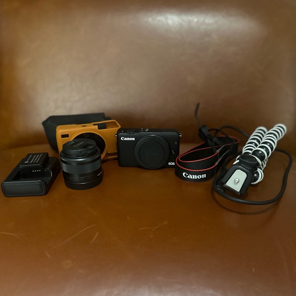 Canon EOS M10 Mirrorless Camera Kit with EF-M 15-45mm